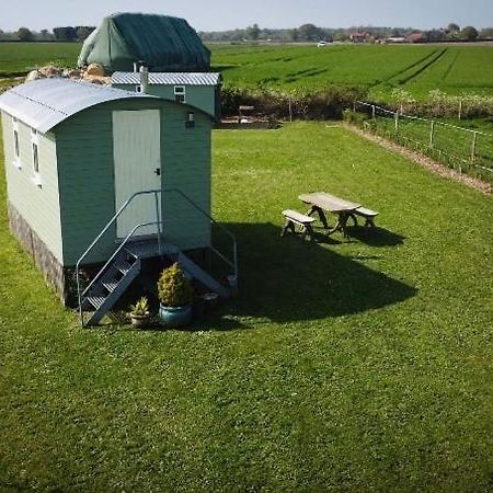 Отель Maple Hut Four Acre Farm Эйлшем Экстерьер фото