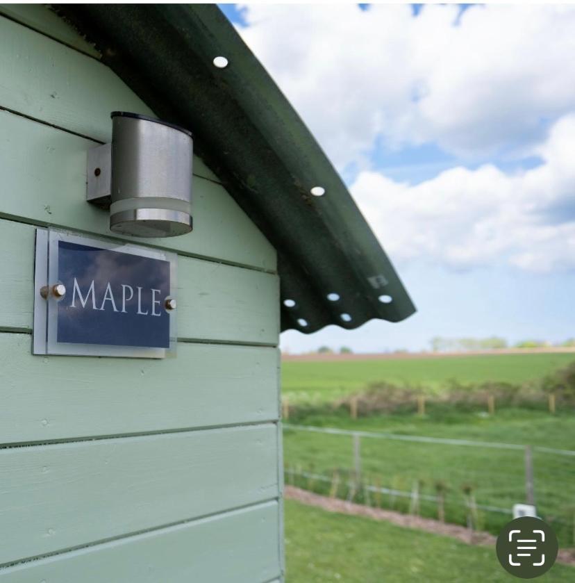 Отель Maple Hut Four Acre Farm Эйлшем Экстерьер фото